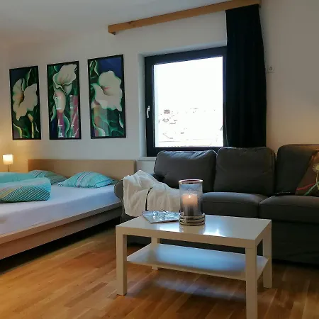 Apartment Mo's *